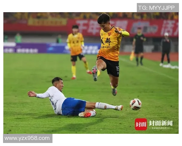 足球球星赛场突发腿部抽筋顽强坚持完成比赛引发热议